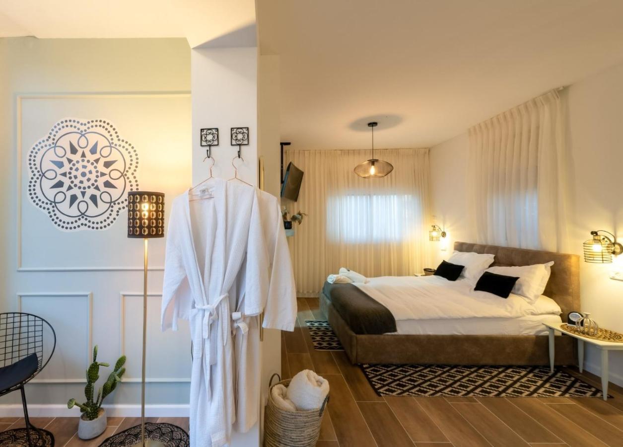 אוסנתה סוויטת בוטיק עם בריכה פרטית Villa Kefar Weradim Bagian luar foto