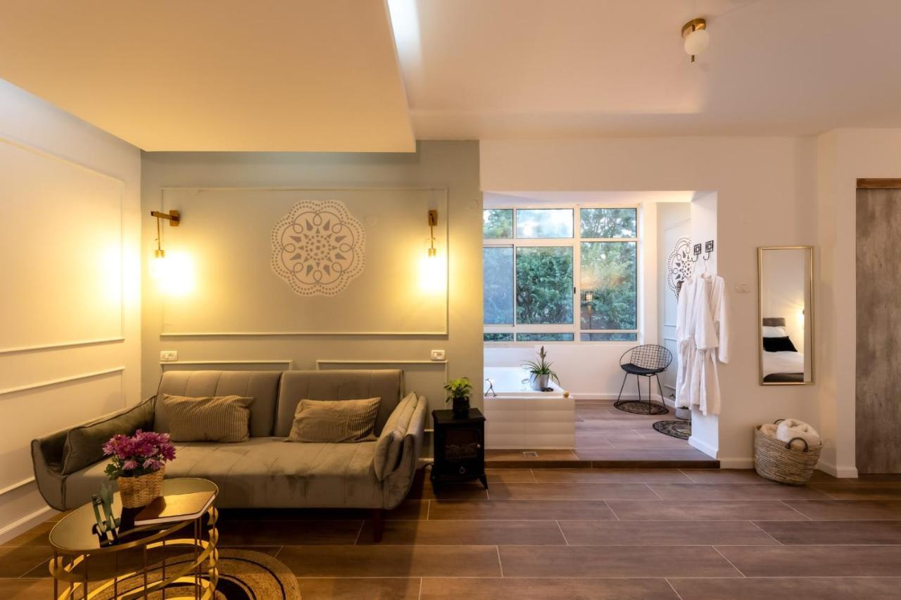 אוסנתה סוויטת בוטיק עם בריכה פרטית Villa Kefar Weradim Bagian luar foto